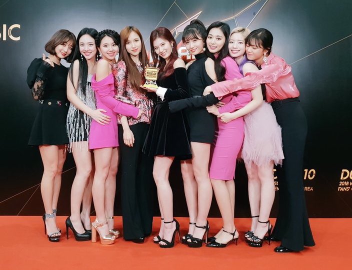 PAB0H0E's tweet photo. Mina looking like she won the Teacher of the Year Daesang 🤧 #STANSAMO2K18 https://t.co/LatWCOLsvo