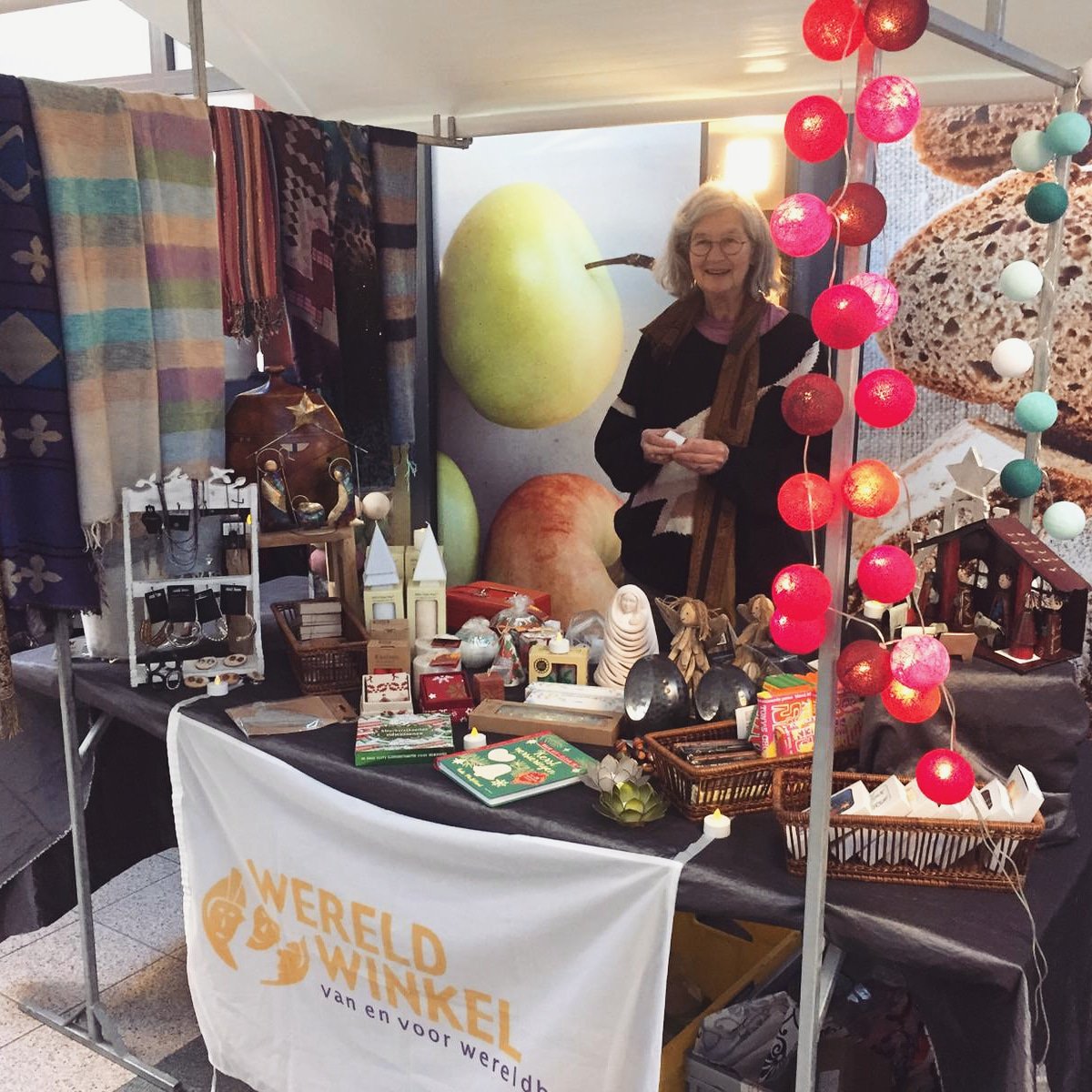 WWNijkerk's tweet photo. Gezelligheid op de kerstmarkt @ Winkelcentrum Paasbos! 🤗🎄 #kerstmarkt #paasbos #nijkerk #wereldwinkel #fairtrade #kraam https://t.co/l45gsjGq2m