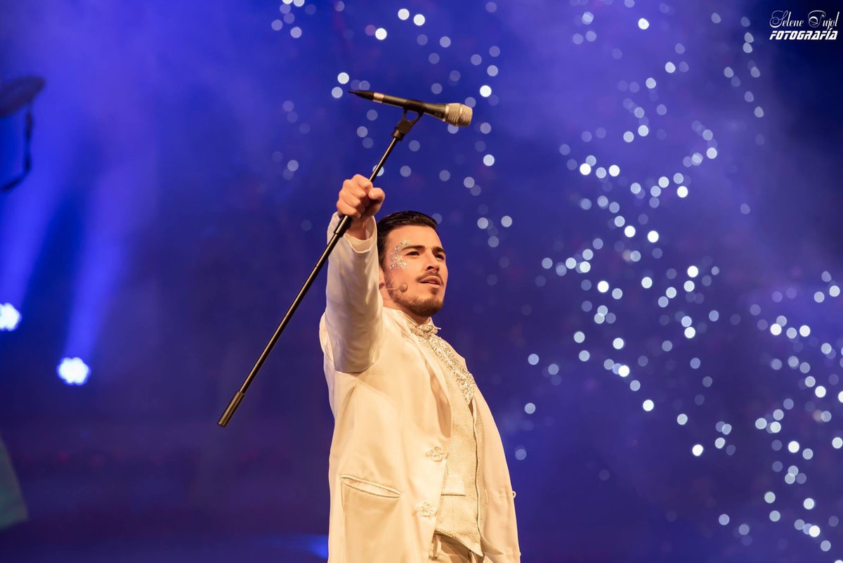 AngelCapel's tweet photo. “The show must go on” en @Portaventura_ES 
Mañana estamos de vuelta en el “Gran teatro imperial”  
os esperamos!! 😃🎤🎭 https://t.co/c3Nk4fIPNK