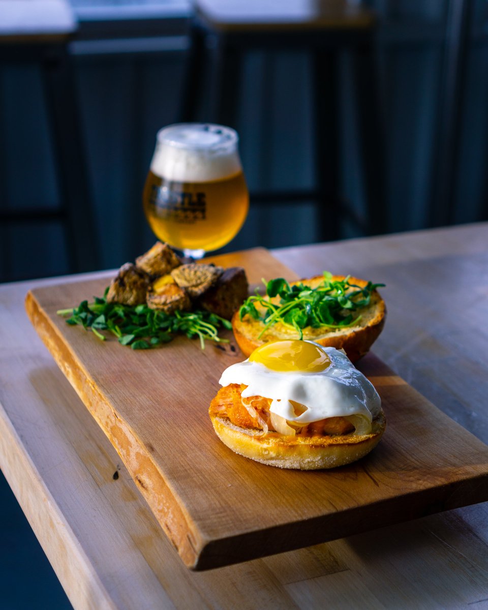 trestlebrewing's tweet photo. Brunch at the Brewery! is happening this Sunday from 11am-2pm!

Both Sundays before Christmas we'll be opening early and serving a special brunch menu from 11am-2pm! There will also be beermosas, cappuccinos and more!

Reservations are recommended. Please call 705-751-9108. https://t.co/tNIcz9VJS7