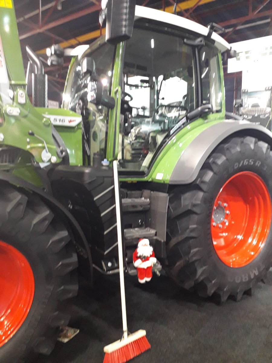 EwoudvdW's tweet photo. Flip de Beer, een bekend begrip bij de kleuters. 
Leerling in groep 7/8 was gehecht aan de Kerstman die in de klas pronkt, zijn nieuwe vriend. Dus dit weekend mee naar huis.. ‘Mag dat?’ Tuurlijk! 
De eerste activiteit: Mee naar de landbouwbeurs! 🤣 #prachtig https://t.co/O8prsCBJoQ