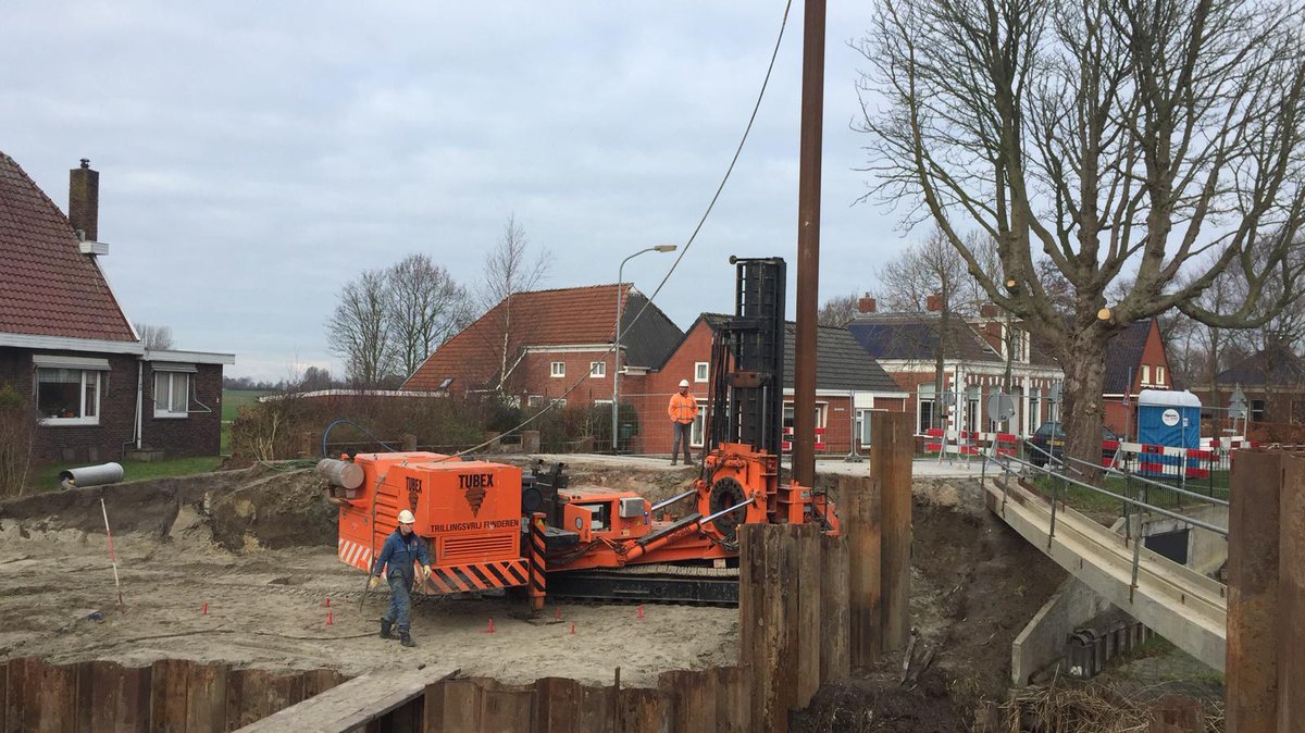 Wij zijn gestart met aanbrengen van de funderingspalen voor de brug in Mensingeweer <a href="/provgroningen/">Provincie Groningen</a> <a href="/tubexbv/">Tubex Foundations</a> <a href="/HetHogeland/">Gemeente Het Hogeland</a> <a href="/mobprovGron/">Mobiliteit teams provincie Groningen</a>