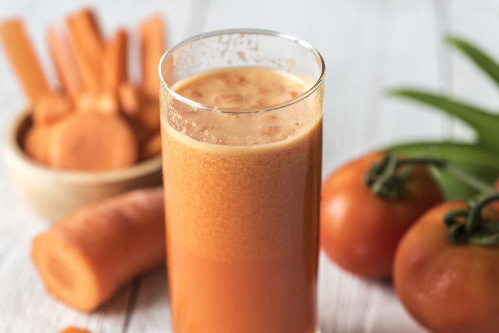 Are you looking for a new smoothie recipe to switch up your breakfast or after workout snack? Try a carrot, orange and ginger smoothie for a refreshing drink!
