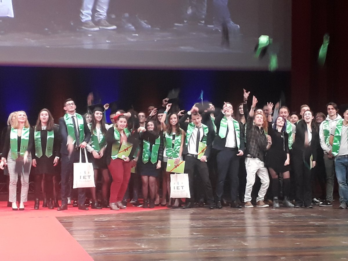 Une magnifique soirée pour la remise des diplômes du réseau <a href="/IDRAC_BS/">IDRAC Business School</a> @idrac_lyon. Bravo à toutes et tous. L'entreprise demain sera #positive et #contributive grâce à vous.
