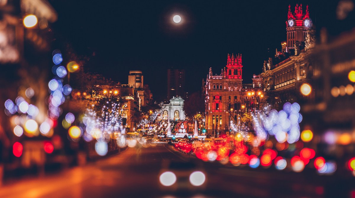 Las calles de #Madrid ya están engalanadas con las luces de #Navidad y deslumbran más que nunca. ¿Damos un paseo? 🌲
➡ bit.ly/2lgzOEP
