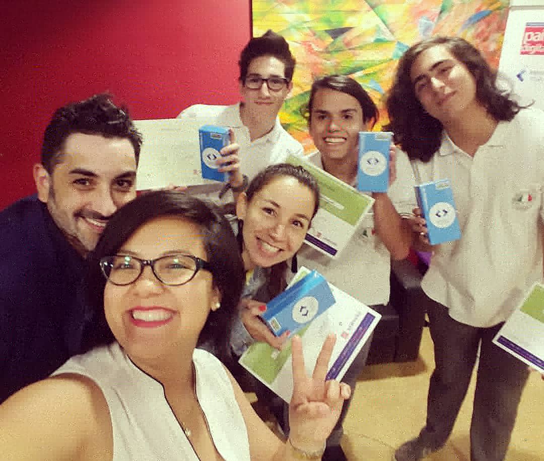 PTIChile_'s tweet photo. Ellos son unos genios!!! 😎 Apenas en 2do medio y ya ganaron premio a mejor app en el concurso #SolucionesParaElFuturo . Felicitacones a este maravilloso #ClubDeApps de la @scuolaitstgo y su papá "Por la independencia". https://t.co/FOaYrU8KkT