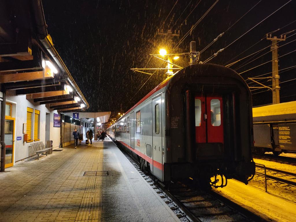 _DiningCar's tweet photo. Today is the last day of this rail replacement service between #Werndorf🇦🇹 and #Maribor🇸🇮, so we had to change to the bus, on our way from #Vienna🇦🇹 to #Zagreb🇭🇷 with #EC159 "Croatia". At the same time, snow was falling heavily 🌨️❄️😍! https://t.co/4PO6fxyjMi