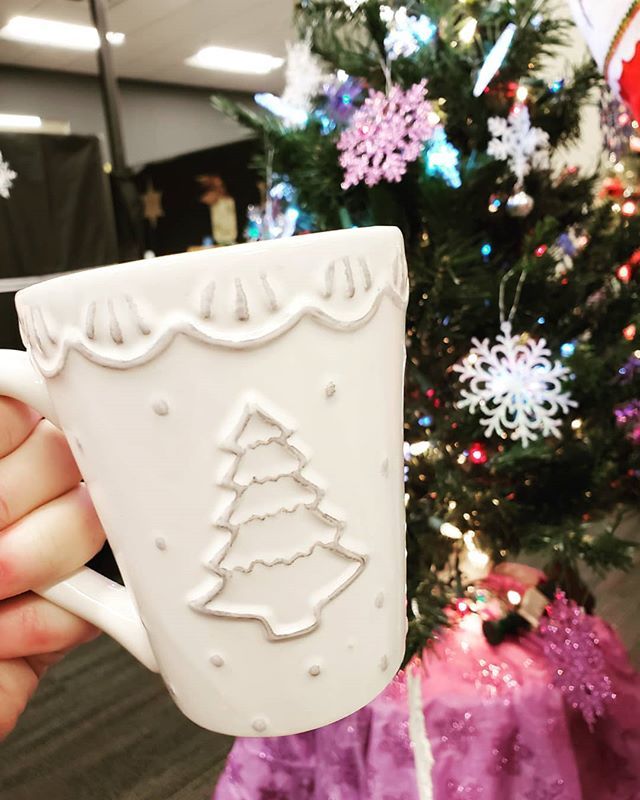 Today's Christmas mug is elegant!  It's a #thriftstorescore from my absolute favorite local thrift store, @snowlinethrift

I think my keto coffee tastes jyst a bit better when it's in a pretty mug!

#MugsOfChristmas #AddictedToMugs #ketocoffee #ketolifes… ift.tt/2Gf8fqr
