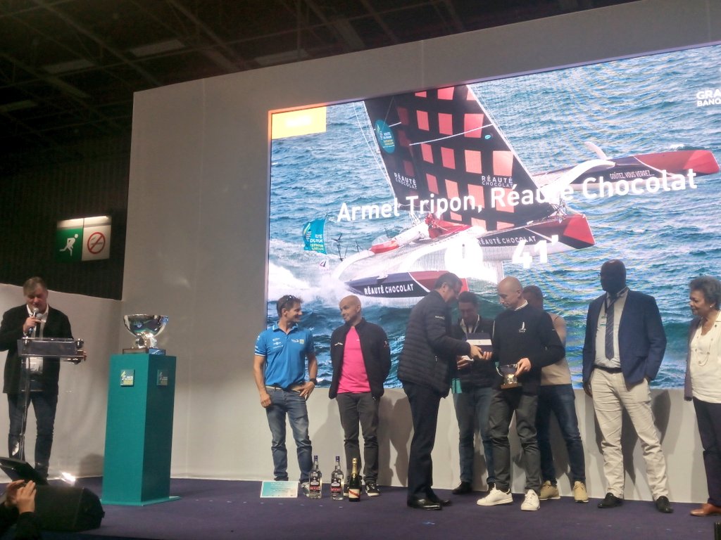 Son dauphin est <a href="/erwanlr/">Erwan Le Roux</a> 🥈, vainqueur en 2014, mais le grand vainqueur en #Multi50 🥇, également vainqueur du Trophée <a href="/bpgrandouest/">Banque Populaire Grand Ouest</a> de la bouée du Cap Fréhel et du Trophée des 24h Britanny Ferries c'est Armel Tripon ‼️