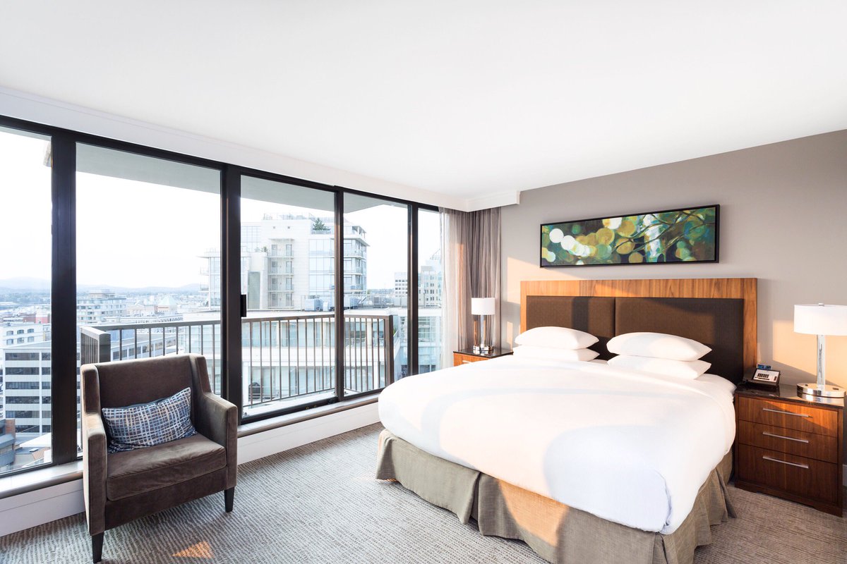 DoubleTreeVic's tweet image. Do you have family visiting from up island or the mainland for the holidays? 
Book our Local Residents Rate now and save up to 15% off our Best Available Rate, receive complimentary valet parking and get 21% off breakfast at Table 21. 
#DoubleTreeVictoria #YYJhotel #LocalRate