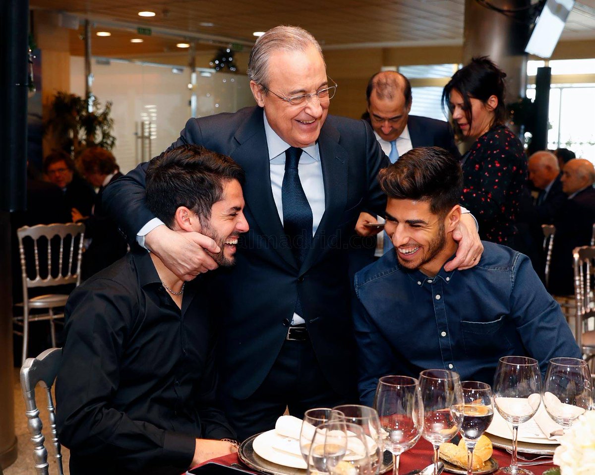 En la cena de Navidad del @realmadrid, #FlorentinoPérez se acercó a @isco_alarcon para darle una muestra de cariño en el momento más complicado que pasa el malagueño desde que es jugador del #RealMadrid. #RealMadridCenaDeNavidad #Isco #IscoPierdeSuMagia #HalaMadridYNadaMás