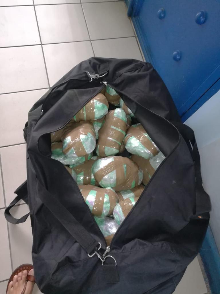 تويتر T&T Police Service على تويتر: "Police officers seized 12 duffle bags and one crocus bag filled with packets of drugs from a container on the compound of Caribbean Bottlers Limited,