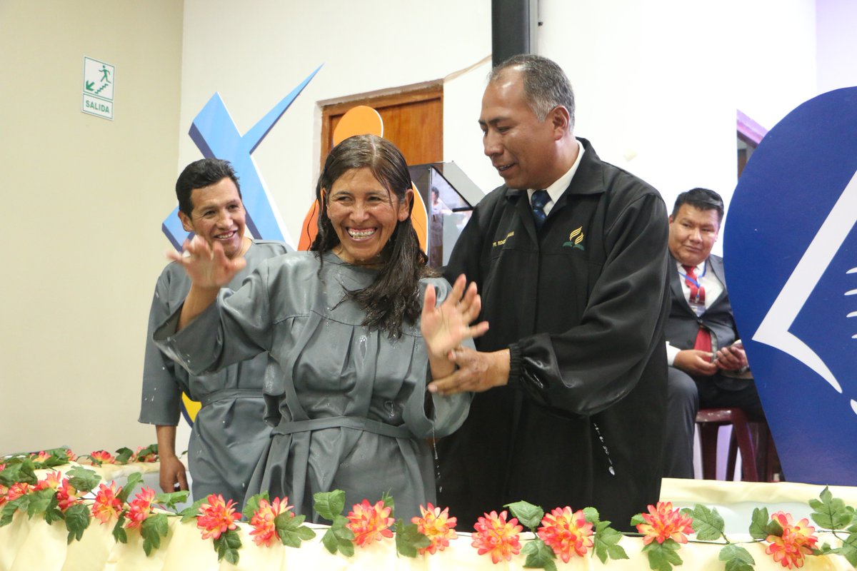 AdventistasMLT's tweet photo. #XIICONGRESOMLT El Señor @Atila y la señora @Veronica visitaron la iglesia de @Mosojmuju el año pasado, empezaron a estudiar la biblia y descubrieron que tenían que casarse y entregar su vi a Dios y así lo hicieron en nuestro #XIIICONCONGRESOMLT  @EnzoChavez @FariChoque https://t.co/vNDCIvKz3p