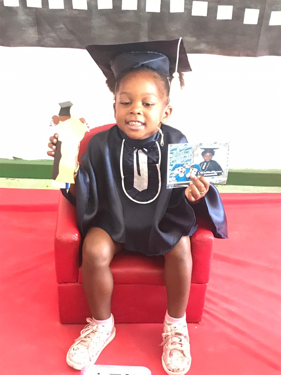 Karinagomessss's tweet photo. É que a gente quer crescer
E quando cresce quer voltar do início. Obrigada Papai do céu #Formada2018 Minha Princesa 👩🏽‍🎓❤🥰 https://t.co/icsa86QoVk