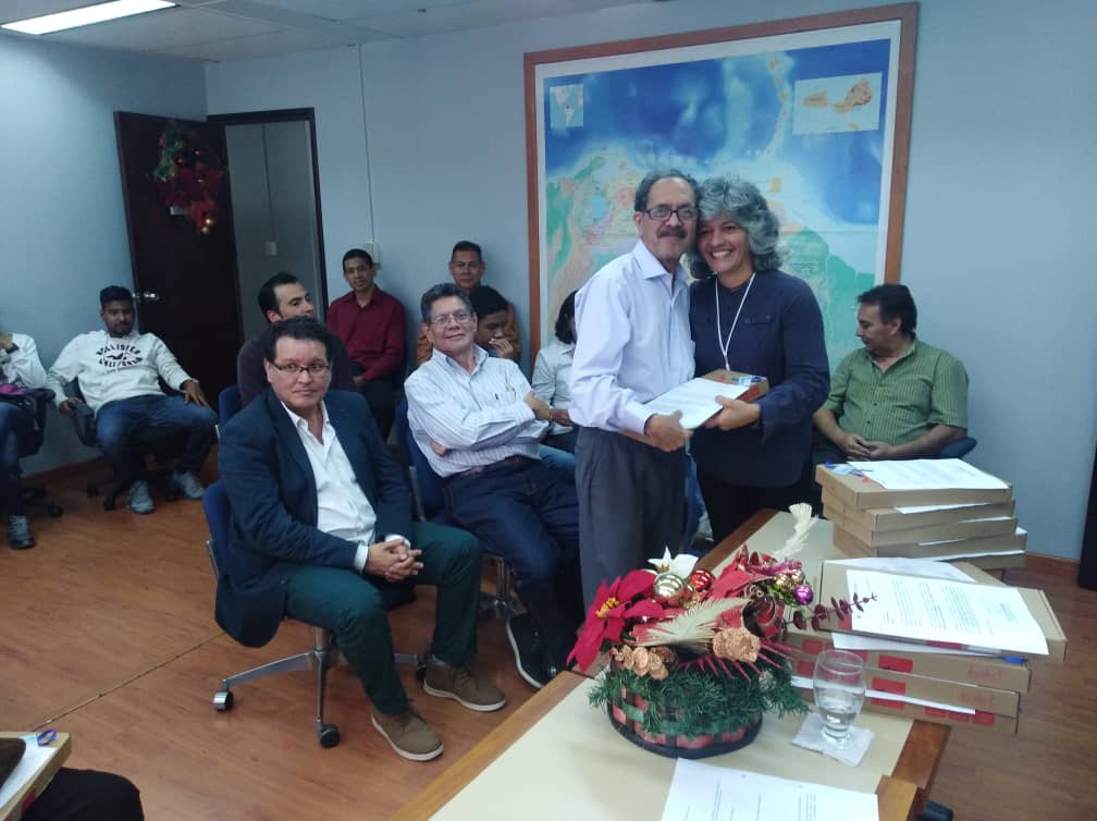 AcunaLour1's tweet photo. Entrega de reconocimiento a jurado de los Premios Nacionales de Ciencia, Tecnología e Innovación edición 2018 #CienciaAlServicioDelPueblo https://t.co/ZhwhkB3ZZR