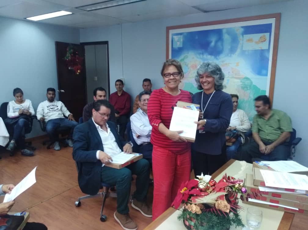 AcunaLour1's tweet photo. Entrega de reconocimiento a jurado de los Premios Nacionales de Ciencia, Tecnología e Innovación edición 2018 #CienciaAlServicioDelPueblo https://t.co/ZhwhkB3ZZR