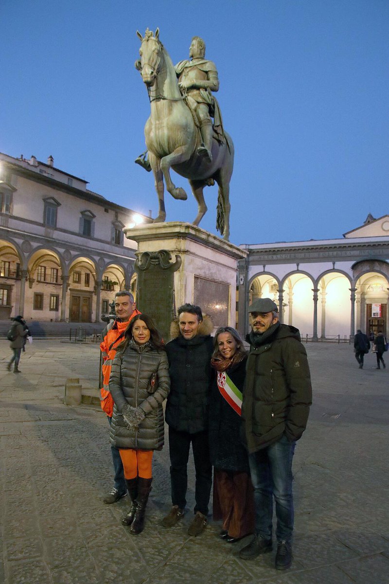 CeciliaDelRe's tweet photo. E nuova luce fu anche nella straordinaria Piazza SS. Annunziata, dove la cupolina del Brunelleschi e il cavallo di Ferdinando I dei Medici non erano mai stati fino ad ora illuminati. Non solo bellezza, ma anche risparmio energetico e sicurezza. Tutto questo grazie a #Flight2018. https://t.co/tv2w9nidt2