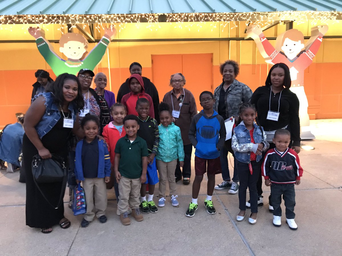 MsMirToledo's tweet photo. Our HIPPY families had a fun night of learning and exploring during our field trip to the @cmhouston last night. Thank you @KidsMealsInc for providing healthy snacks for all of our families. 😁@HerGabby @HippyHouston @TeamHISD #HIPPYHouston https://t.co/CmGl4JYXDd
