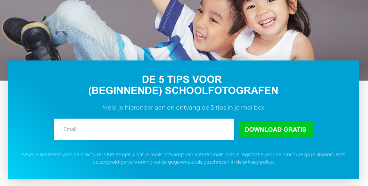 fotoprotools's tweet photo. Ben je van plan om je te gaan richten op #schoolfotografie of ben je al #schoolfotograaf en wil je er meer over weten?  Dan hebben wij 5 handige tips voor jou! Download #gratis onze #brochure op: https://t.co/N4HB3zTjDq https://t.co/Oq59XyevR7