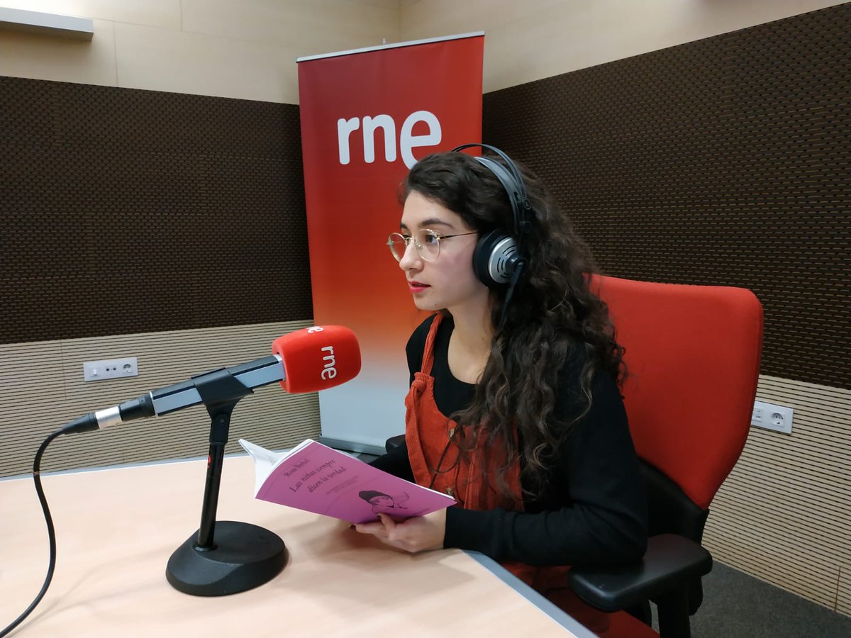 Mañana sábado a las 15h "Las niñas siempre dicen la verdad" de Rosa Berbel, ganadora del XXI Premio de Poesía Joven Antonio de Carvajal. Un camino: el final de la infancia, el inicio de la vida adulta, la maternidad, la familia, el futuro.. @Rosa_gpd <a href="/EdHiperion/">Ediciones Hiperion</a> <a href="/radio3_rne/">Radio 3</a>