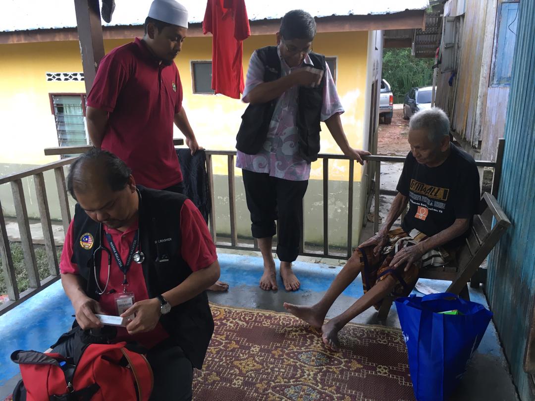 PMK_MALAYSIA's tweet photo. Alhamdulillah team kami dengan kerjasama BBNGO dan Islamic Relief Malaysia membantu pesakit kronik di kawasan terjejas banjir di Kelantan. #teamPMK #homedicare #pmkHRT #beringatlah https://t.co/Pj4C2mHmfk