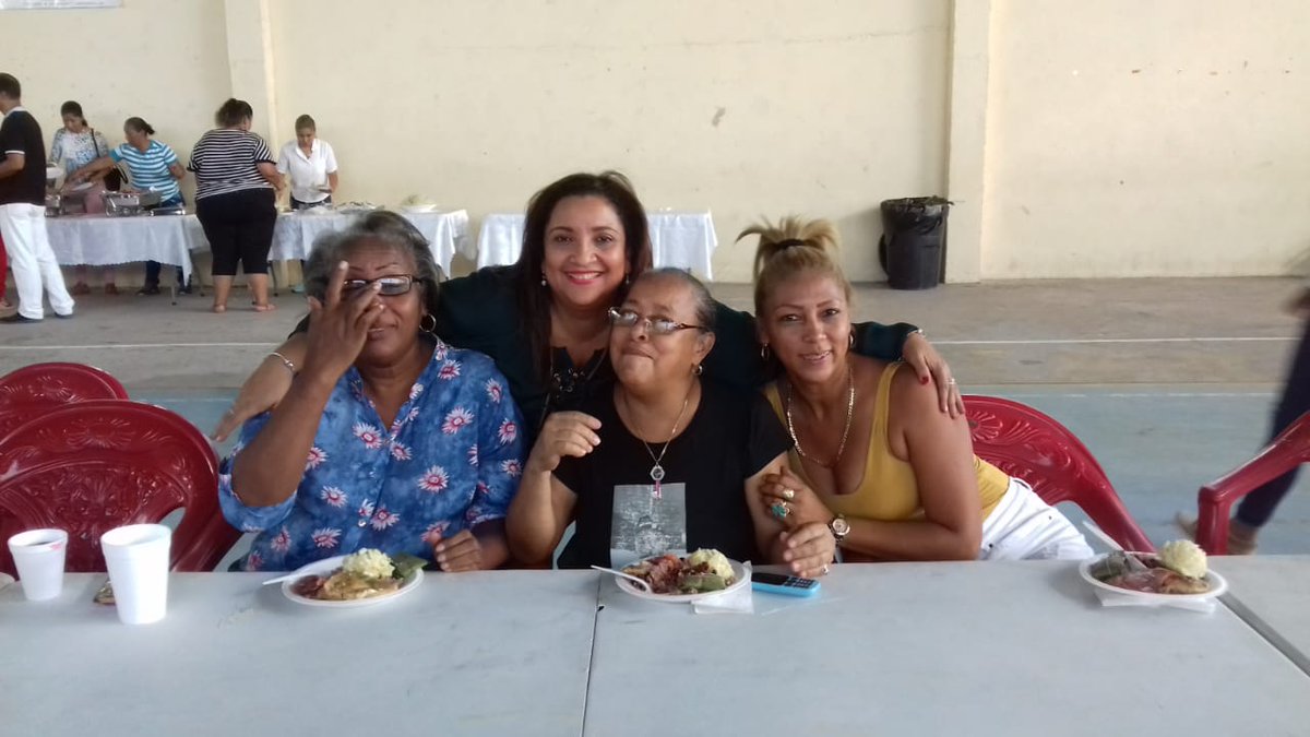 dixia_laprofe's tweet photo. Muy Agradecida y Contenta Con mi Familia que no es de sangre,  pero los quiero un montón a cada uno;  hoy se organizaron y me celebraron mi cumpleaños. 
#MeDejaronSinPalabras https://t.co/sfLElmOJIq