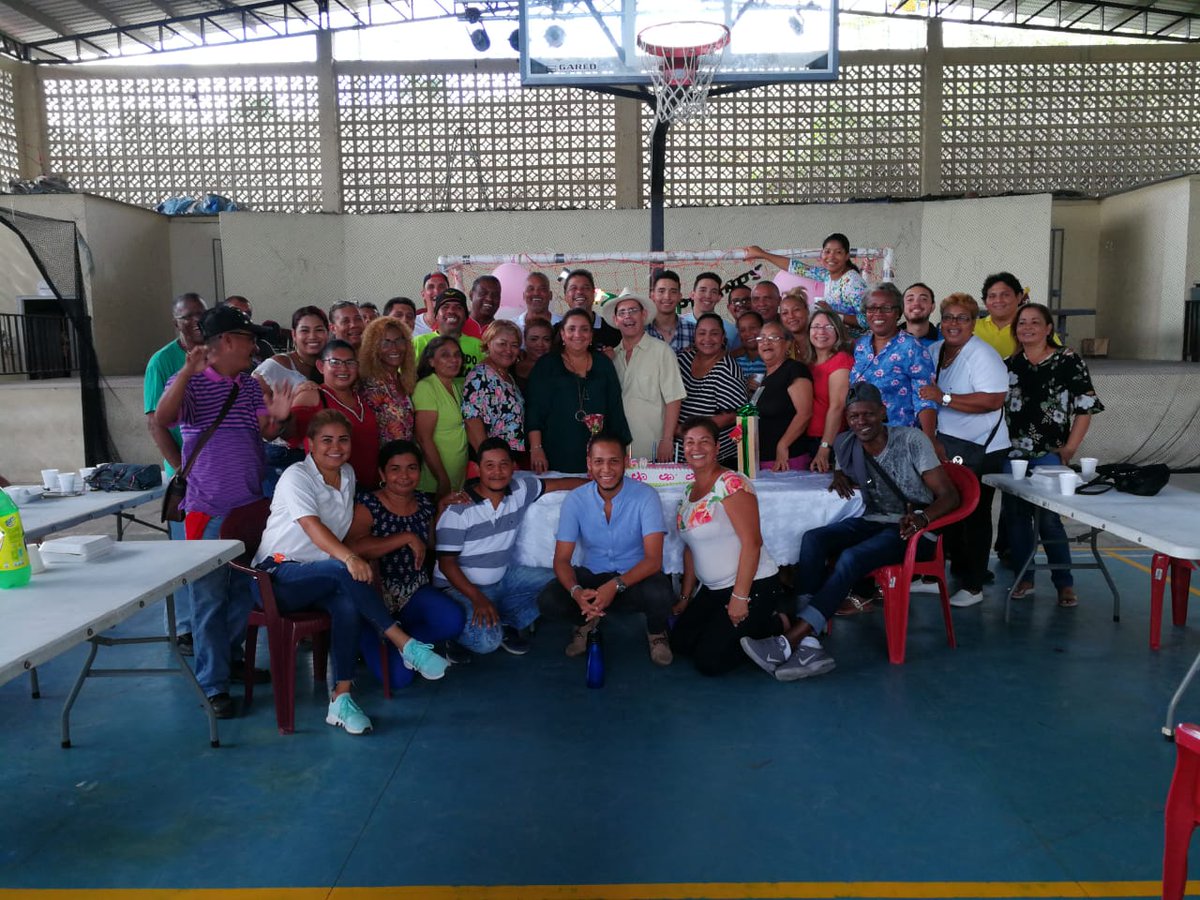 dixia_laprofe's tweet photo. Muy Agradecida y Contenta Con mi Familia que no es de sangre,  pero los quiero un montón a cada uno;  hoy se organizaron y me celebraron mi cumpleaños. 
#MeDejaronSinPalabras https://t.co/sfLElmOJIq