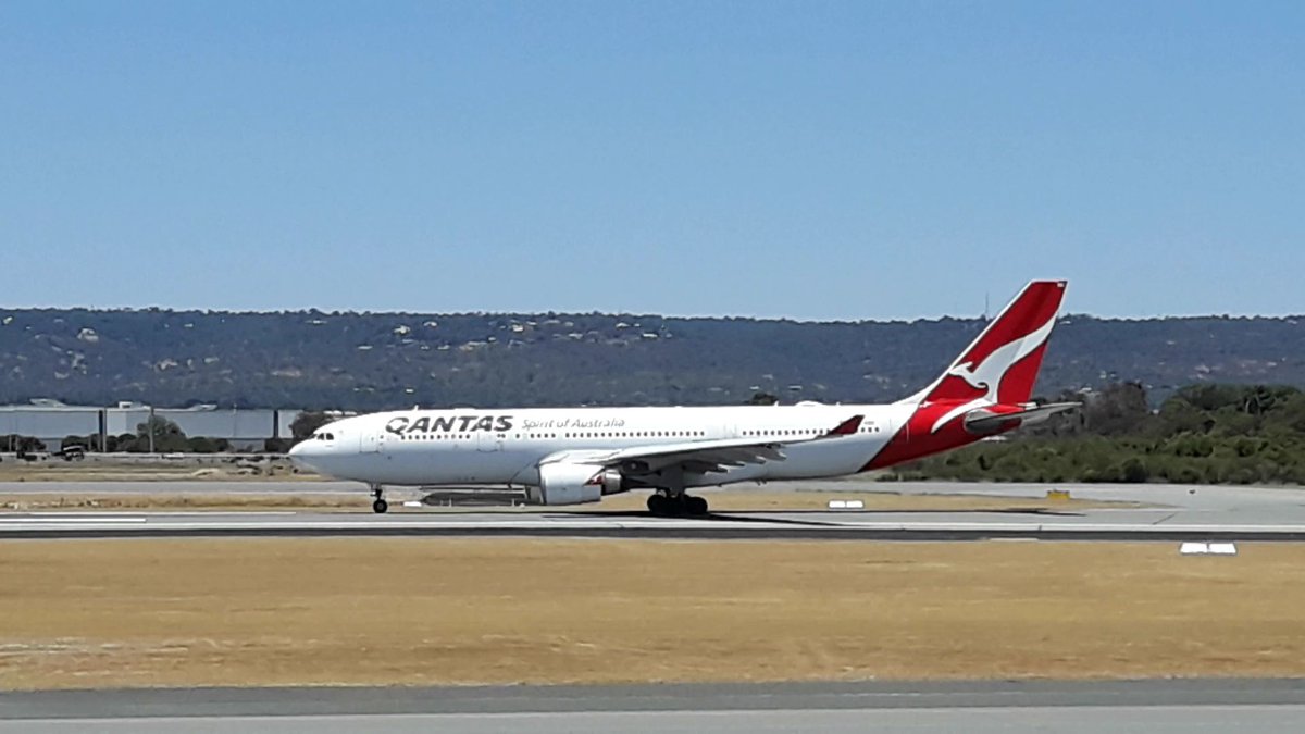 speedbird020's tweet photo. Watching @Keg767 and his crew onboard #QF71 departing Perth up to Singapore on a blistering HOT 42°c summer day.
@Qantas @boregos_oz https://t.co/sI9LKN2zpP