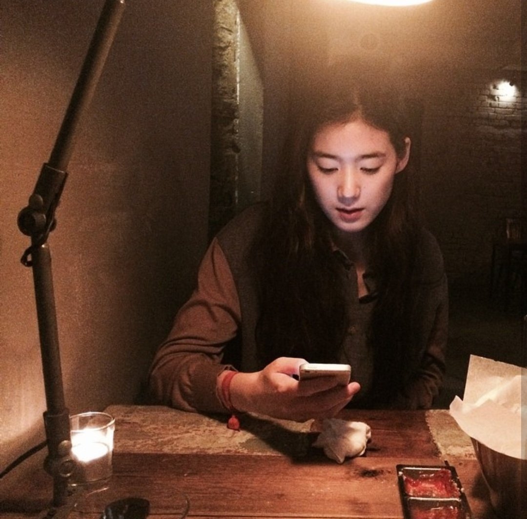 115. 정은채가 꼭 챙겨 다니는 물건들은  휴대폰, 지갑, 책, 펜이라고 한다.