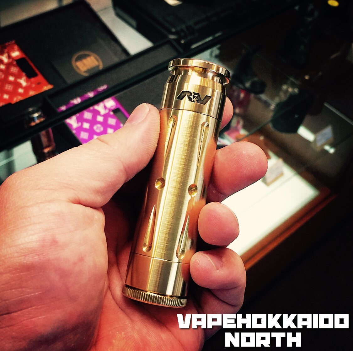 HokkaidoVape's tweet photo. BMIに紛れてこやつも入荷❗️
AVID LYFE『Able Brass』
しかもTimekeeperスリーブ‼️
もちろんノーマルのカーボンスリーブもセットですよ♪

あぁカッコイイ…
これ欲しい…

#vapehokkaidonorth
#ベイホクノース
#avidlyfe
#ablemod
#timekeeper https://t.co/falSIqsHhB