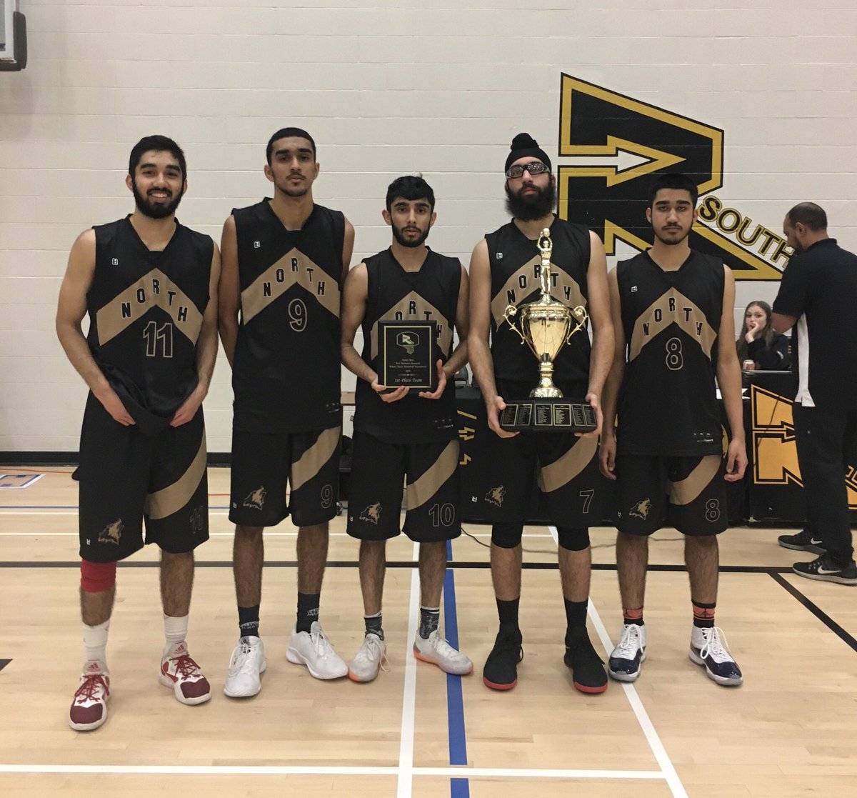 RebelsAthletics's tweet photo. Congrats to @garysandhu11 @NDHuskies on topping @RichmondColts 76-61 in our Senior Boys Rod Thomson Tournament Final.
Great effort and Sportsmanship from both teams.
📊
MVP:
Suraj Gahir (ND) 20p/7r/1a/2b/5s
#RT2018 🖤💛🏀 https://t.co/iGBD9ZeEI0