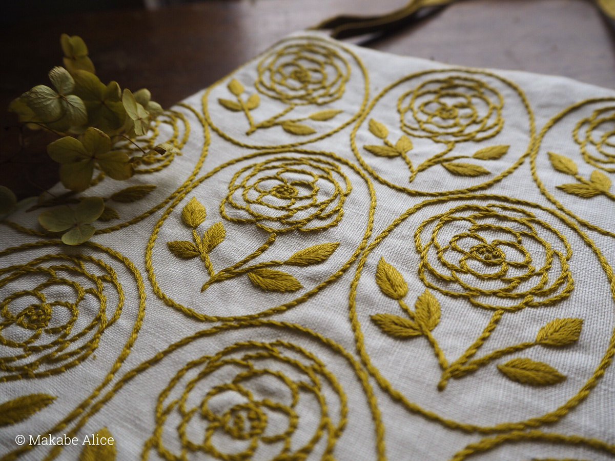 マカベアリス Alice Makabe 連続模様の小さなバッグ 単純な図案 でも規則的に並べるとテキスタイルのようなリズム感が出ます 刺しゅうならではの立体感が面白い 草花刺繡 より T Co Rfnrddnzed