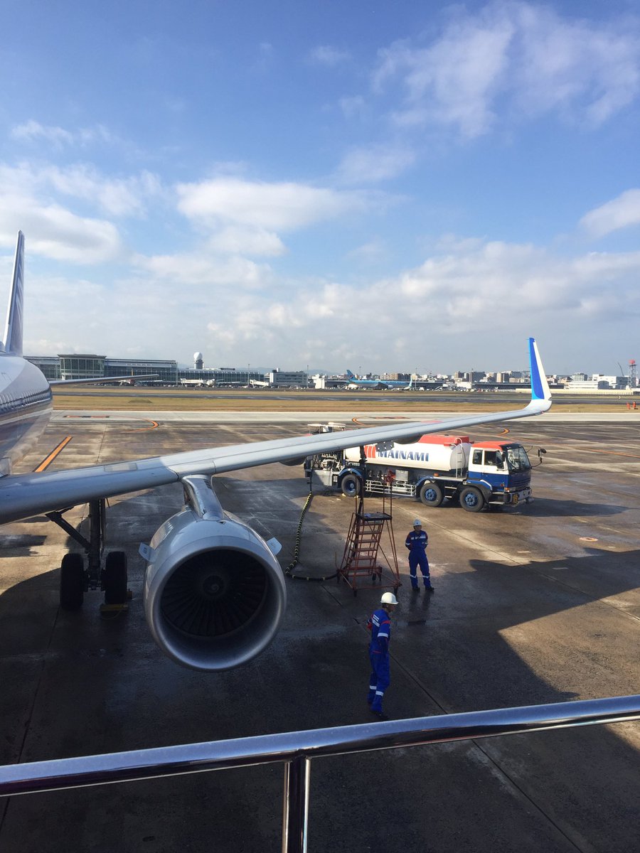 Hiro Kurita 栗田 紘 人生で初めてダイバートを体験中 宮崎空港到着の予定が濃霧のため着陸不可で 福岡空港の奥地に放り投げられました 福岡と宮崎 九州の対角線ですね はい汗
