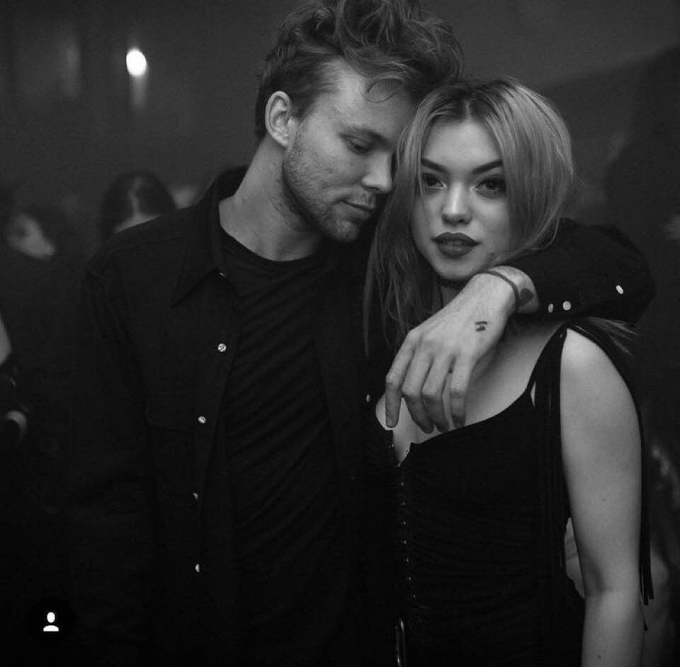 i never get on here anymore but i saw this photo and insta and had to know if it’s real and i missed something or if jesus started making manips