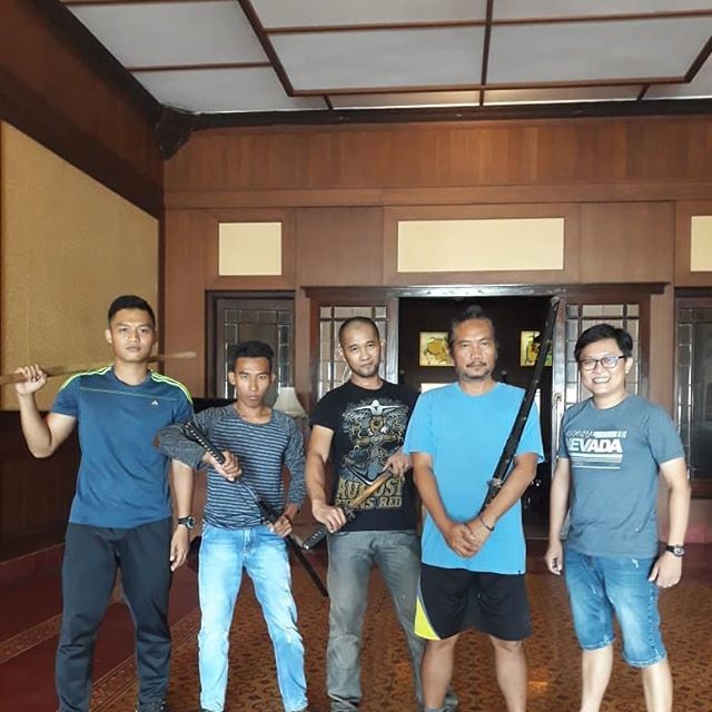 SamuraiAcademy's tweet photo. Di sela latihan koreografi pertarungan pedang bersama mas @whaniharidarmawan dan teman-teman dari Semarang. Salut atas kerja kerasnya, semoga bisa latihan bersama lagi di kesempatan mendatang 🙏
-=-=-=-=-=-=-=-
#kenjutsu #fightingcoreography #swordfight #samurai #beladiri #la… https://t.co/wRQfIFcnMt