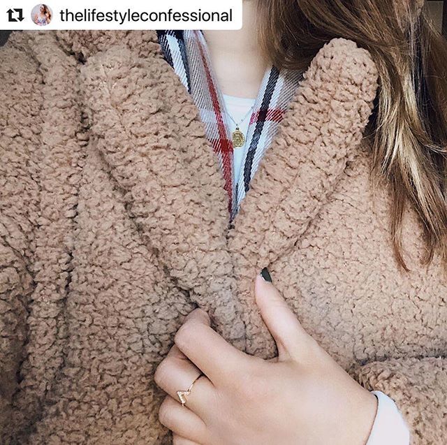 Teddy coats are the reason for the season! @thelifestyleconfessional knows what’s up! #chicagogrammers #freezingfriday #iadorewhatiwore bit.ly/2BvXfzg