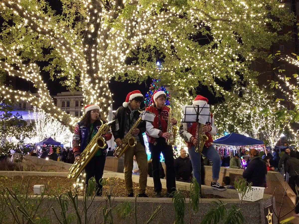 YsletaISD's tweet image. Bel Air HS saxophone ensemble providing some holiday cheer at the El Paso Downtown Winterfest! #THEDISTRICT #OneRed @YISDFineArts