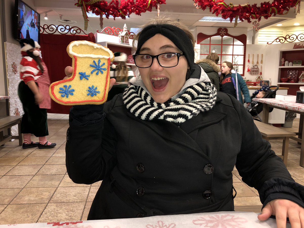 CreateWithSav's tweet photo. Met my woman at @KingsIslandPR #WinterFest2018 #KingsIsland #Winterfest https://t.co/FlEE3ZqwrL