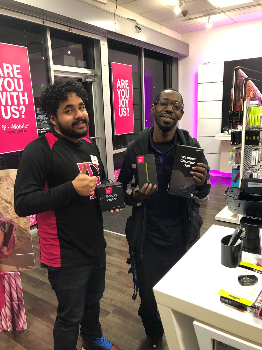Customer being serviced by #TheBestOfTheBest @TMobile Broadway & 30!!! Visit this location for all your last minute gifts!!! #magentahustle #holiday2018 #10 Ecosystem #FSMHolidayFunSales @jstn692 @BrianHutmacher @Krivs14 @SamsungDana_D @GPMobileTPR
