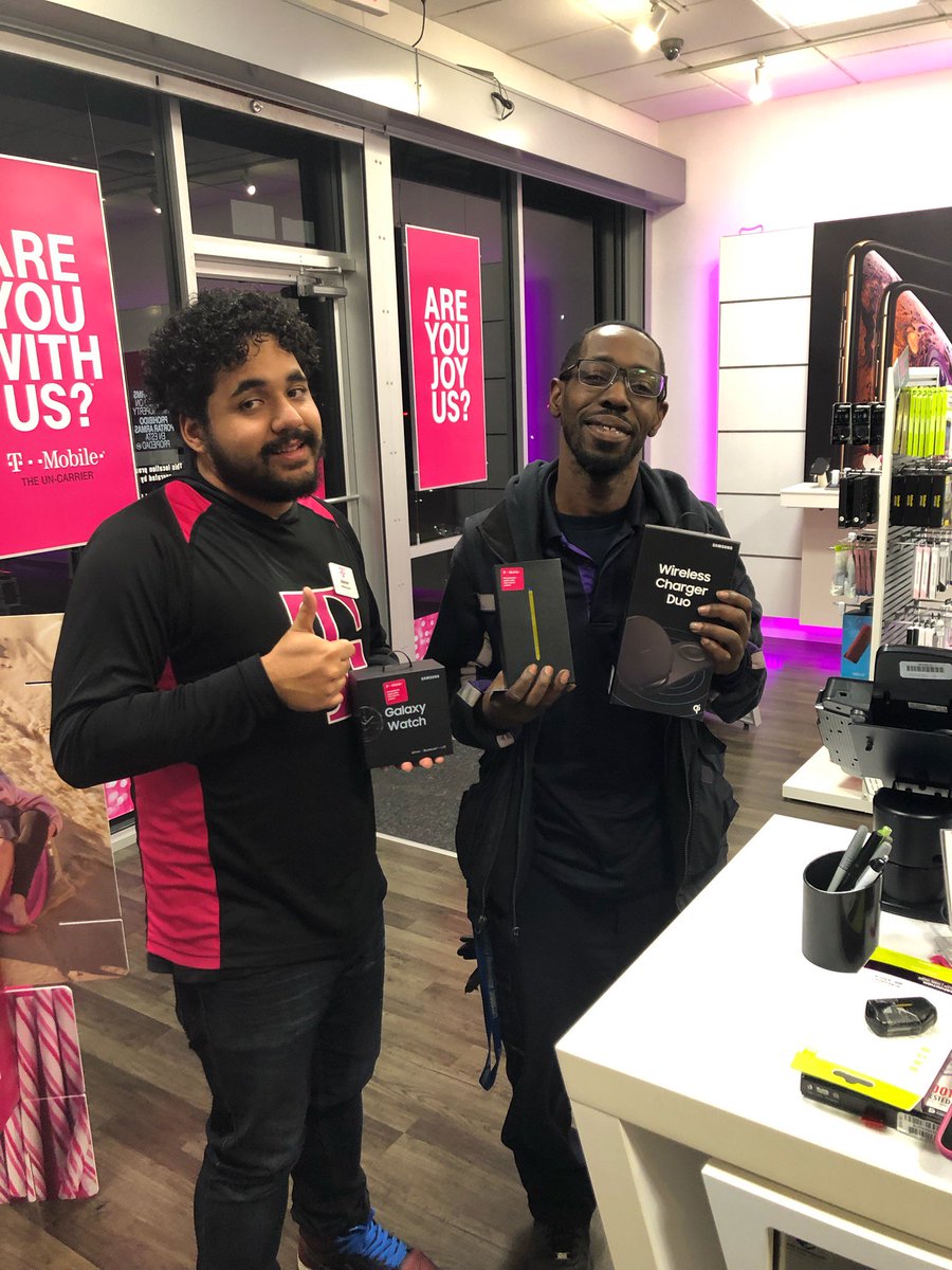Maria_ZAGG's tweet photo. Customer being serviced by #TheBestOfTheBest @TMobile Broadway & 30!!! Visit this location for all your last minute gifts!!! #magentahustle #holiday2018 #10 Ecosystem #FSMHolidayFunSales @jstn692 @BrianHutmacher @Krivs14 @SamsungDana_D @GPMobileTPR https://t.co/4E4H7Jlh93