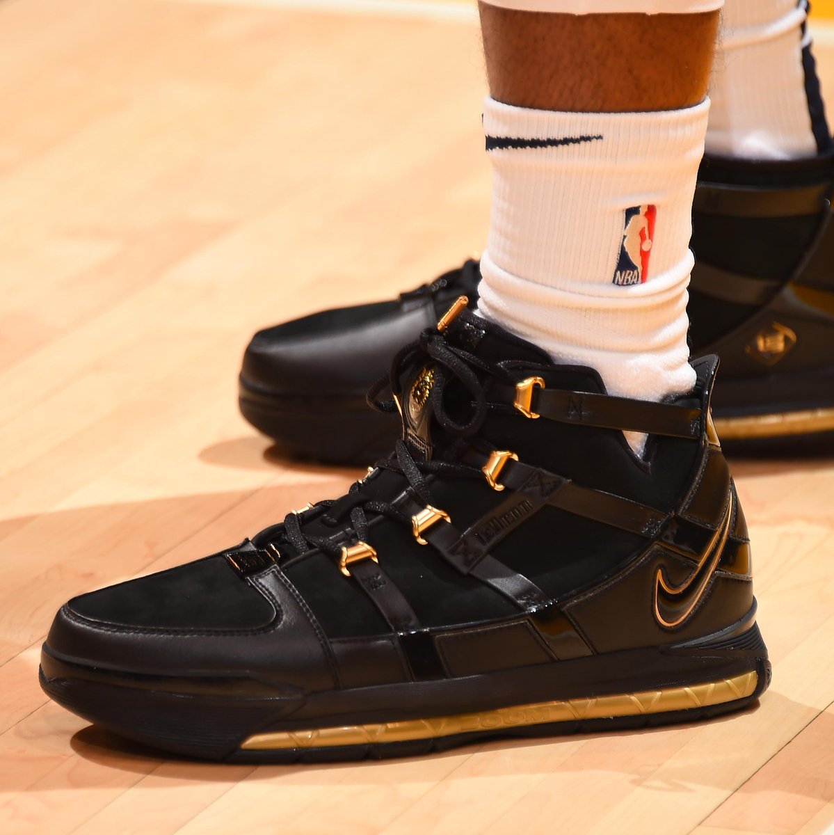 black and gold lebron 3