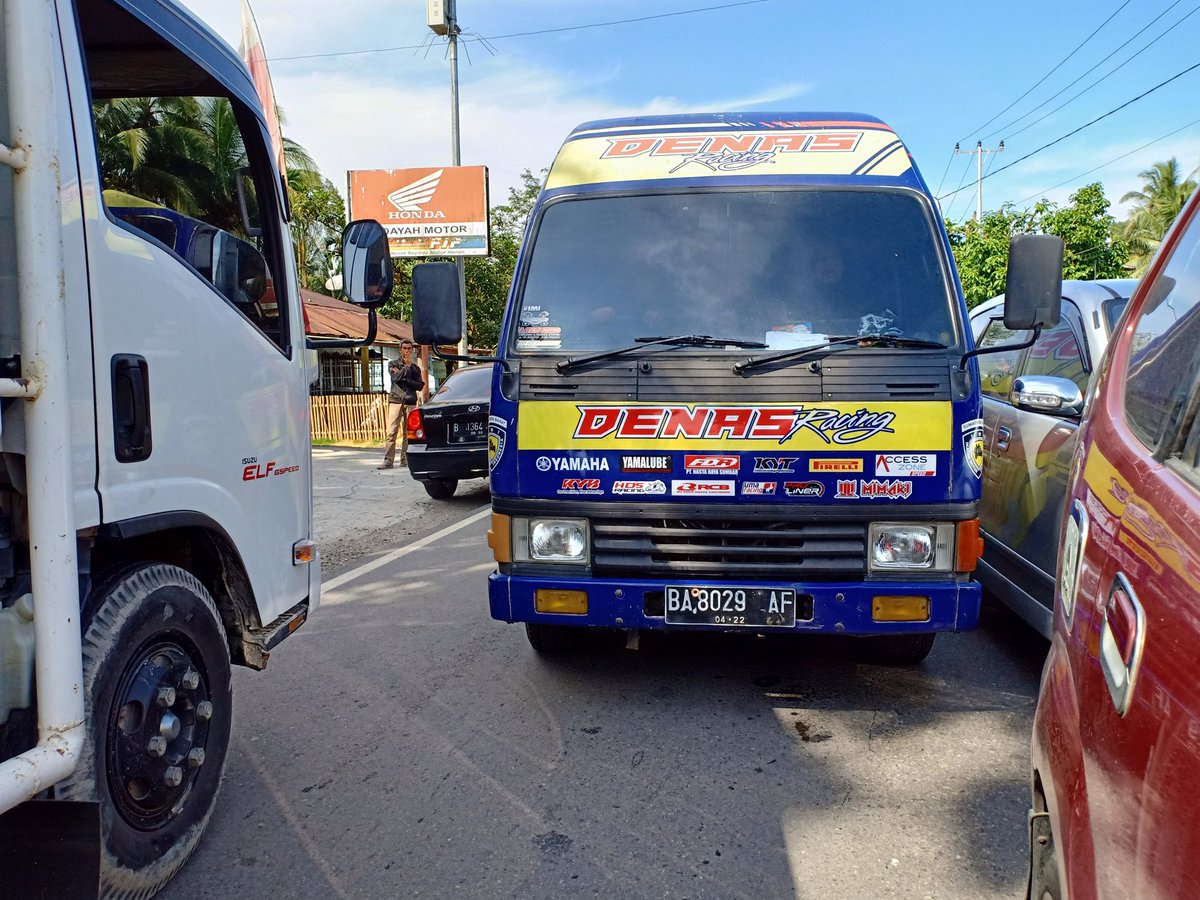 dr_ardi_z's tweet photo. @infoSumbar iko nan mambuek macet di jembatan batang kalu min..urang lah antri inyo lamak se mamotong..handehh.. https://t.co/fJESmsMSvV