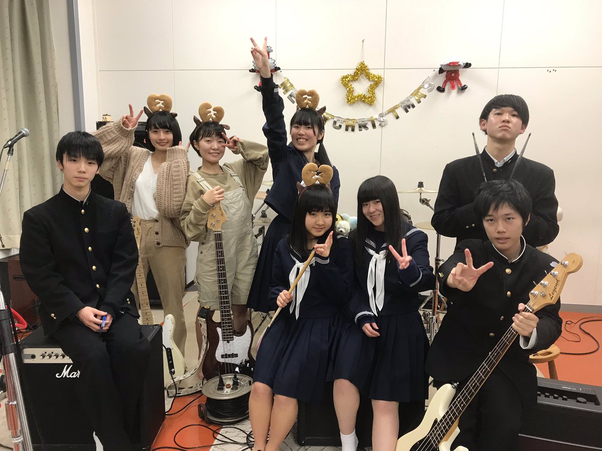 FIORINA_8787's tweet photo. クリスマスライブ 2年生の部🎄🎤
来てくれてありがとうございました！
フィオスノドロはもちろんドレッドシックスも大盛り上がりで最高！！！！平成のいい締めくくりのお手伝いが出来たでしょうか、、
2年生8人 バンドマンあと半年！まだまだ成長します！見ててください！🔥
#FIORINA
#snowdrop https://t.co/SagbuaCHTa