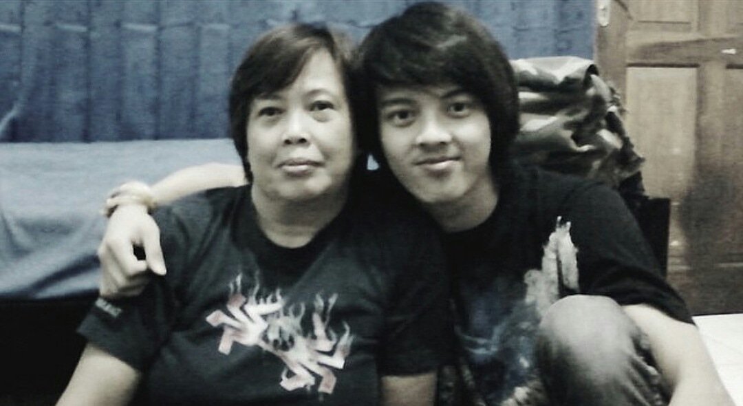 Selamat hari ibu untuk semua ibu" :)