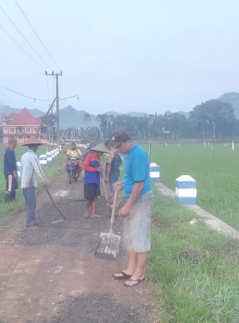 Fendiez's tweet photo. #TPPITulungagung #TPPIJawaTimur mensupport penuh program Padat Karya Tunai sbg implementasi program dr #JokowiMembangunDesa , karena PKT mrpkn salah satu solusi untuk meningkatkan kesejahteraan masyarakat Desa

@jokowi
@EkoSandjojo
@taufikmadjid71
@anwsanusi
@fachrilabalado https://t.co/E6xtekIITw