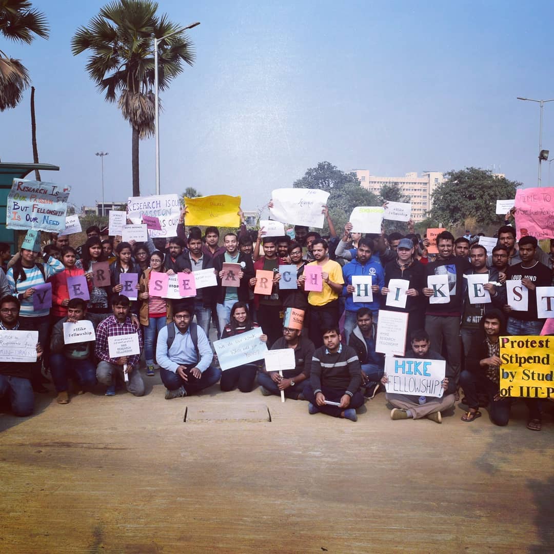 vermark146's tweet photo. Silent Protest by IIT Patna in the support of Nationwide protests for research scholars fellowship @HikeFellowship #hikeresearchfellowship #HikeFellowship #Hike2018 #SaveResearchSaveNation #hikeresearchfellowship #BetterResearchBetterNation #scholarsunity https://t.co/ORKvCiOhXC