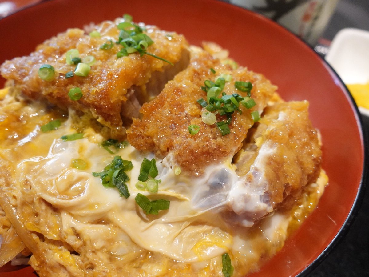 Kiwo3joh ステラプレイス いちにさん で腹拵えです 注文は 豚バラかつ丼 と日本酒が欲しくなりそうな 黒豚とうふ 先に 黒豚とうふ が配膳されて お腹が空いていたので七味唐辛子を数回振って かつ丼を待たずにペロリ Kiwo3joh ステラプレイス いちにさん で腹拵えです 注文は 豚バラかつ丼 と日本酒が欲しくなりそうな 黒豚とうふ 先に 黒豚とうふ が配膳されて お腹が空いていたので七味唐辛子を数回振って かつ丼を待たずにペロリ
