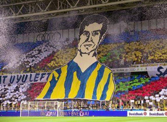 ...
İstanbul deyince aklıma 
Stadyum gelir 
Kanımın karıştığını duyarım ılık ılık 
Memleketimin insanlarına 
Daha fazla sokulmak isterim yanlarına 
Ben de bağırırım birlikte 
Avazım çıktığı kadar 
Göğsümü gere gere 
Ver Lefter'e yaz deftere 
Stadyum gelir
...
Bedri Rahmi Eyüboğlu