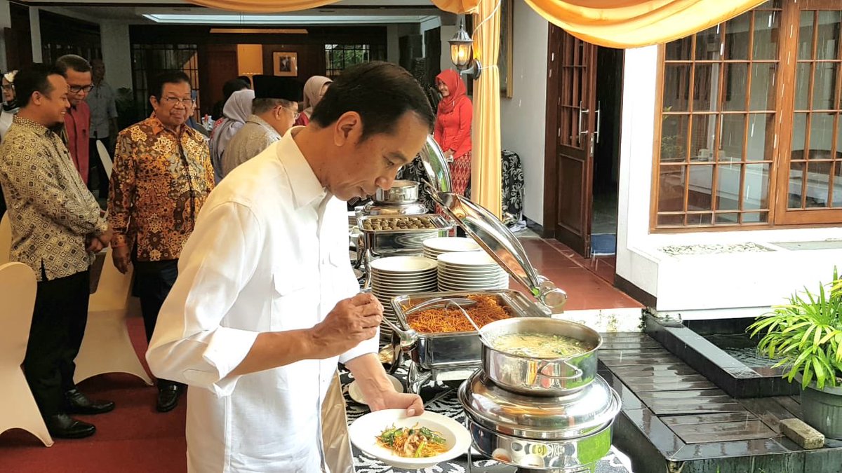 Ibu Mufidah JK, mempersilahkan Pak <a href="/jokowi/">Joko Widodo</a> dan <a href="/Pak_JK/">Jusuf Kalla</a> untuk santap siang di kediaman pribadinya Jl. Haji. Bau Makassar, Sabtu 22/12. Pak Jokowi tampak menjajal  Mi Titi