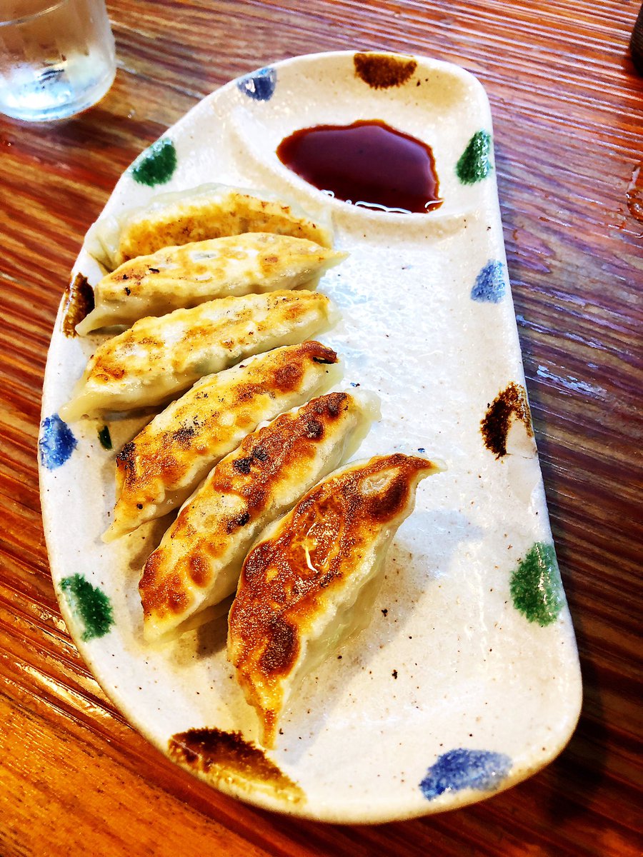 美食美景亦不能辜负，同样是圣诞前，于白天再次来到东京塔下，同样迷人...一碗拉面，配上冬至的饺子，也算完美了